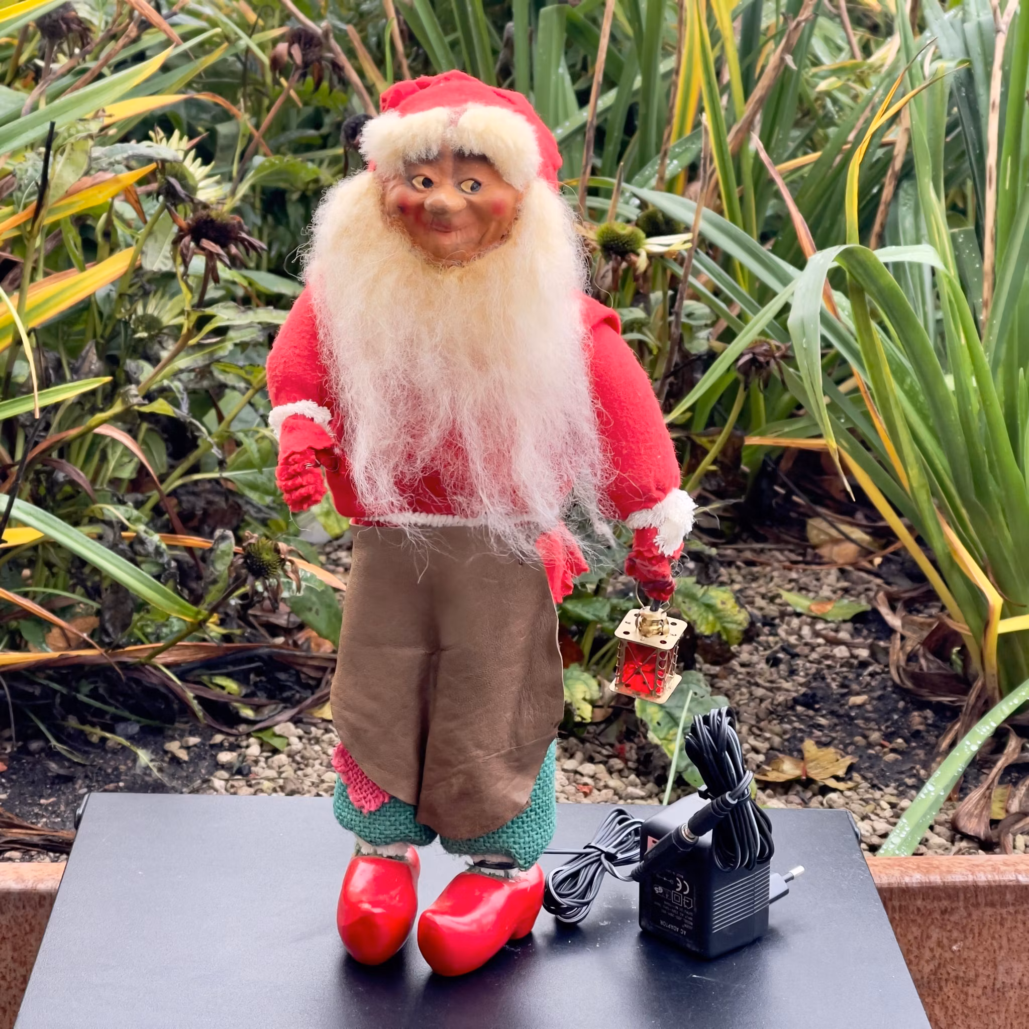 Babbo Natale anziano con lanterna