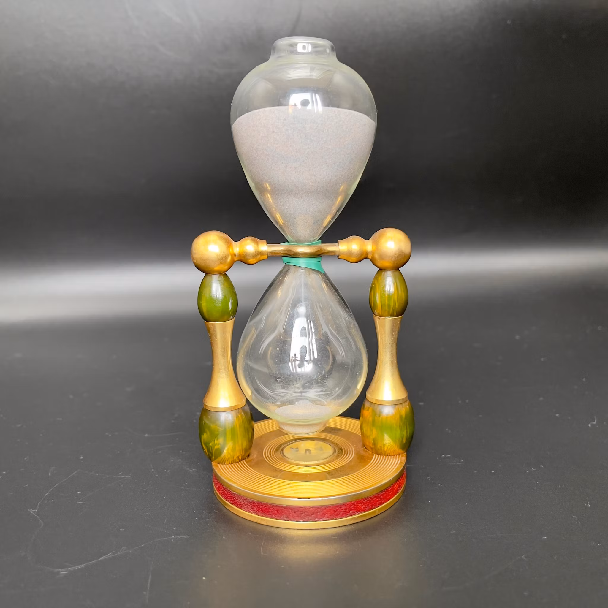 Reloj temporizador de arena con brújula.