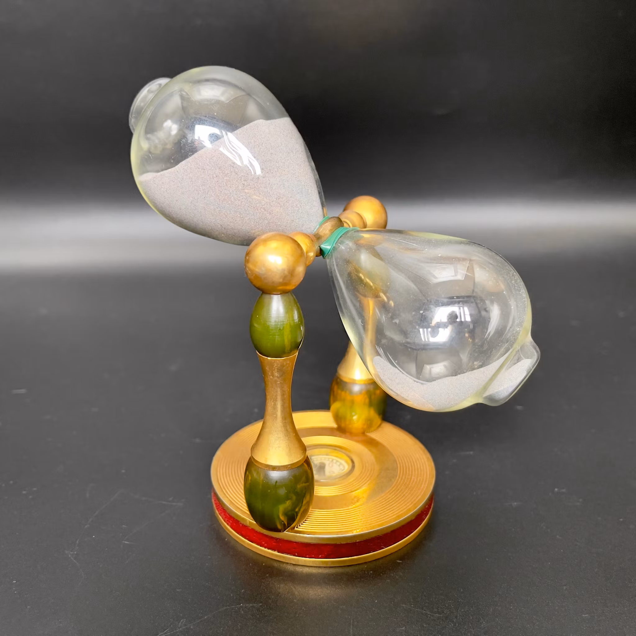 Reloj temporizador de arena con brújula.