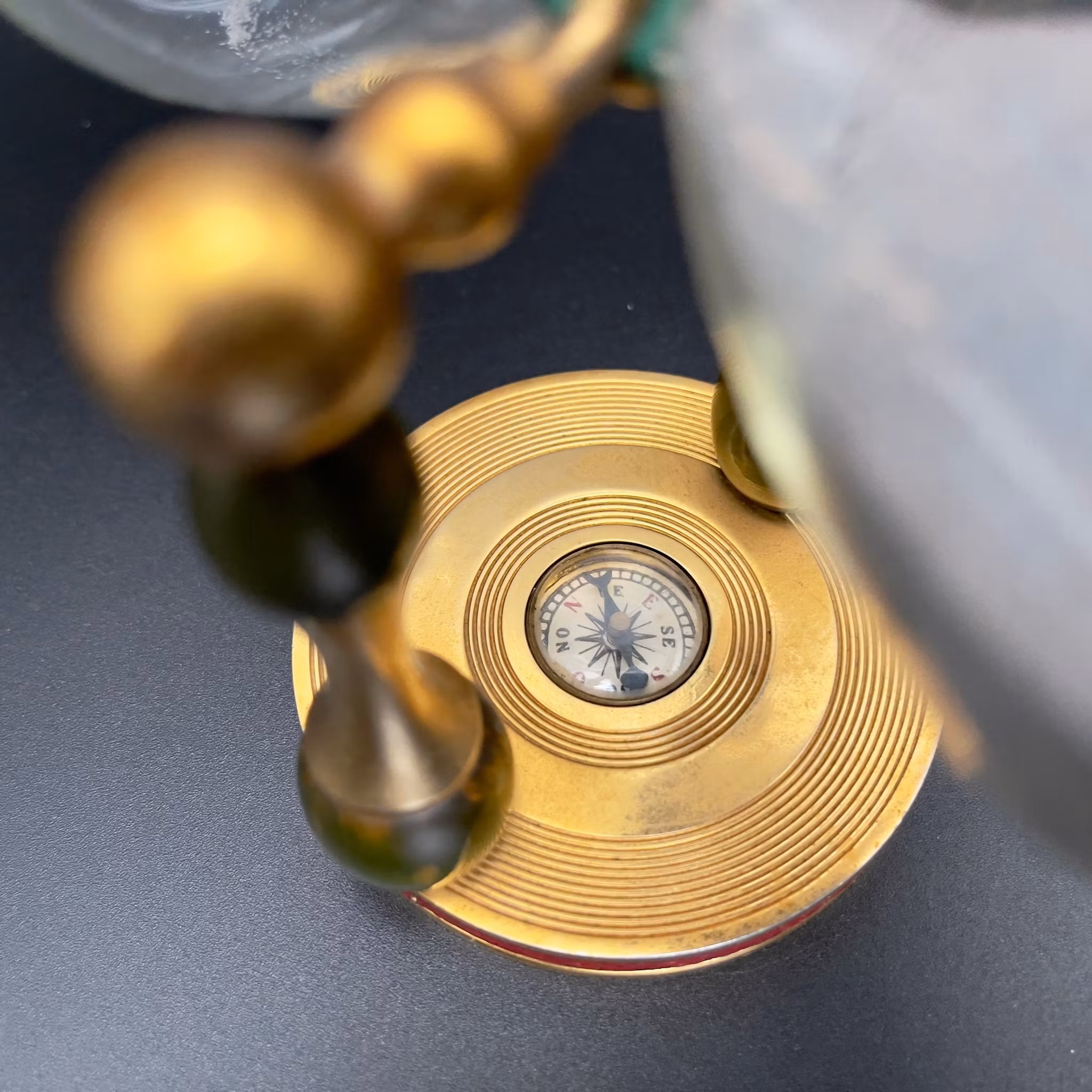 Reloj temporizador de arena con brújula.