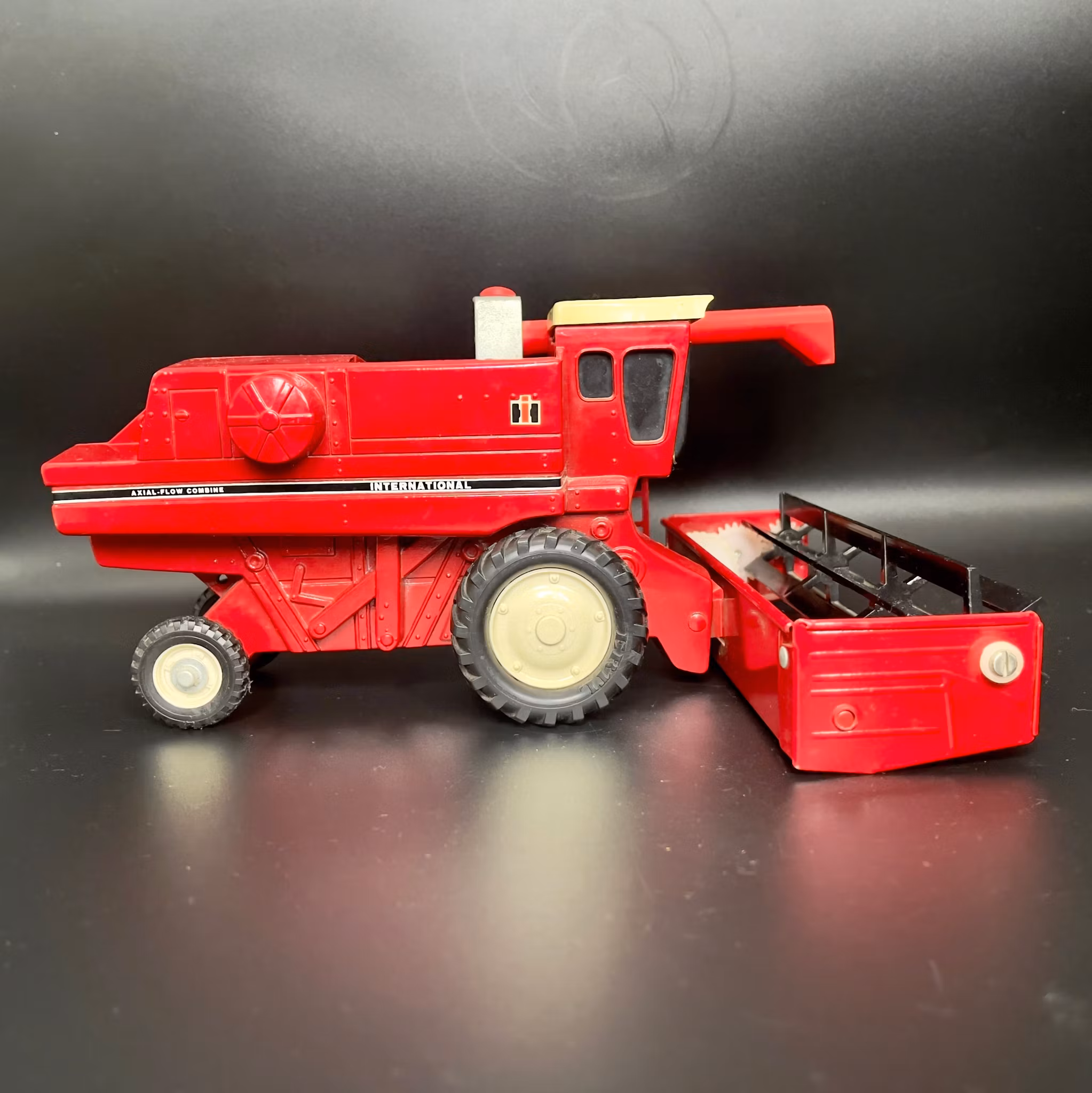 Ertl toys International Axial.Flow Combine