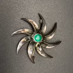 Viggo Wollny, hopea rintakoru vihreällä kivellä, Tanska