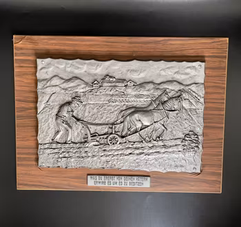 Väggplakett, tenn, Man tolkar bakom häst, signerad