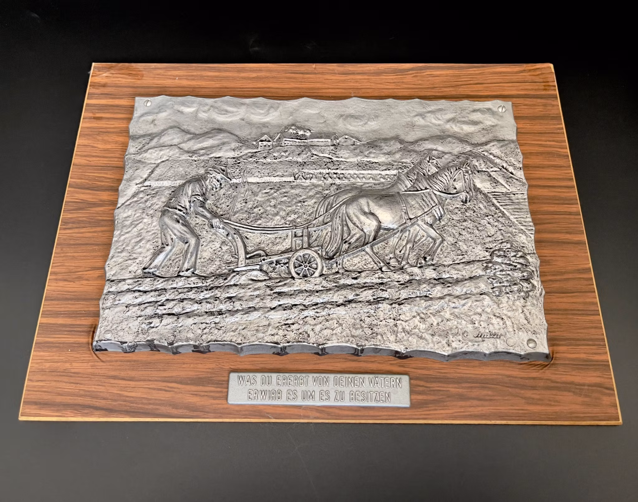 Tablica ścienna, cyna, Człowiek interpretuje za koniem, sygnowana