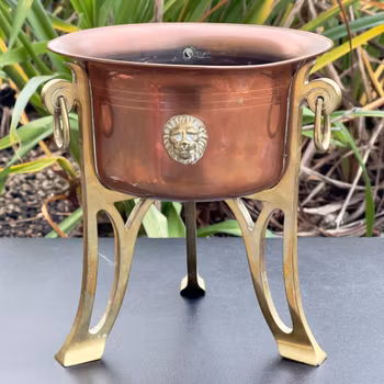 Ytterfoder koppar med fötter och dekor i mässing