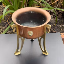 Revêtement extérieur en cuivre avec pieds et décor en laiton