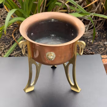 Ytterfoder koppar med fötter och dekor i mässing