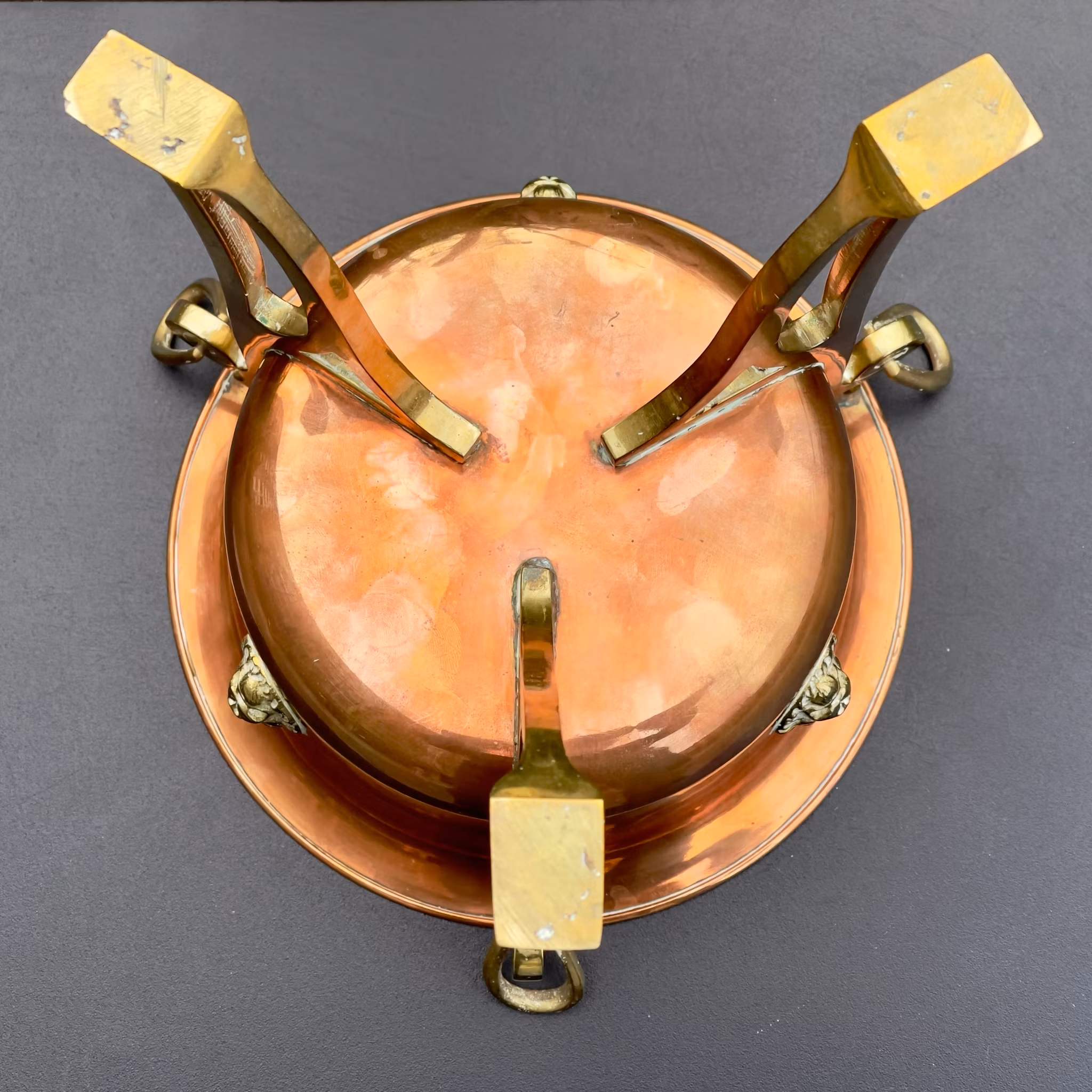 Ulkovuori kuparia jaloilla ja koristelu messinkiä