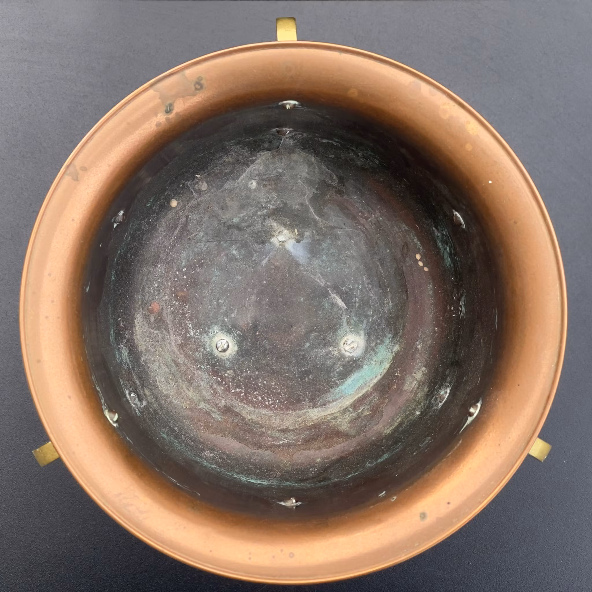 Ulkovuori kuparia jaloilla ja koristelu messinkiä