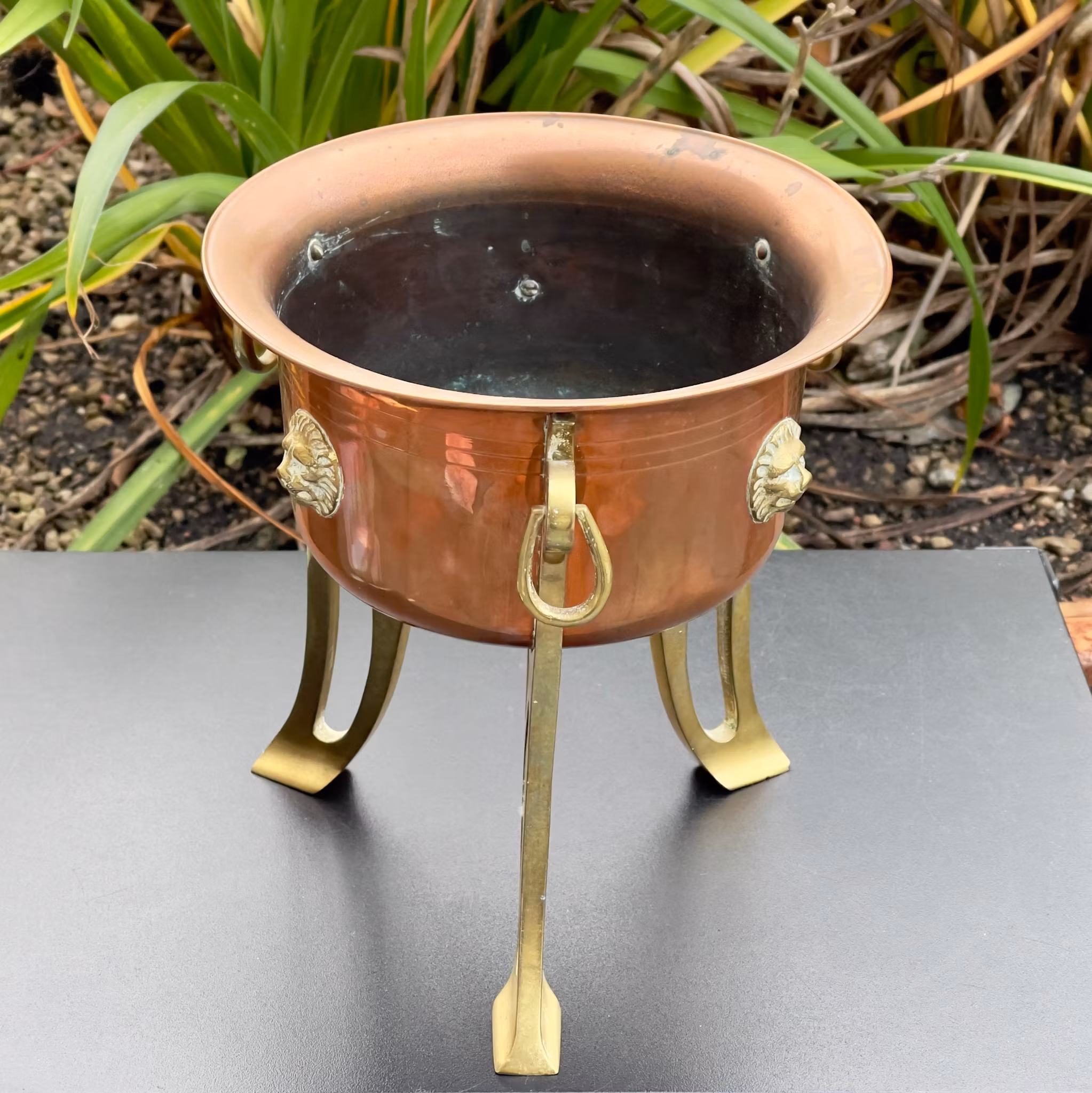 Ulkovuori kuparia jaloilla ja koristelu messinkiä