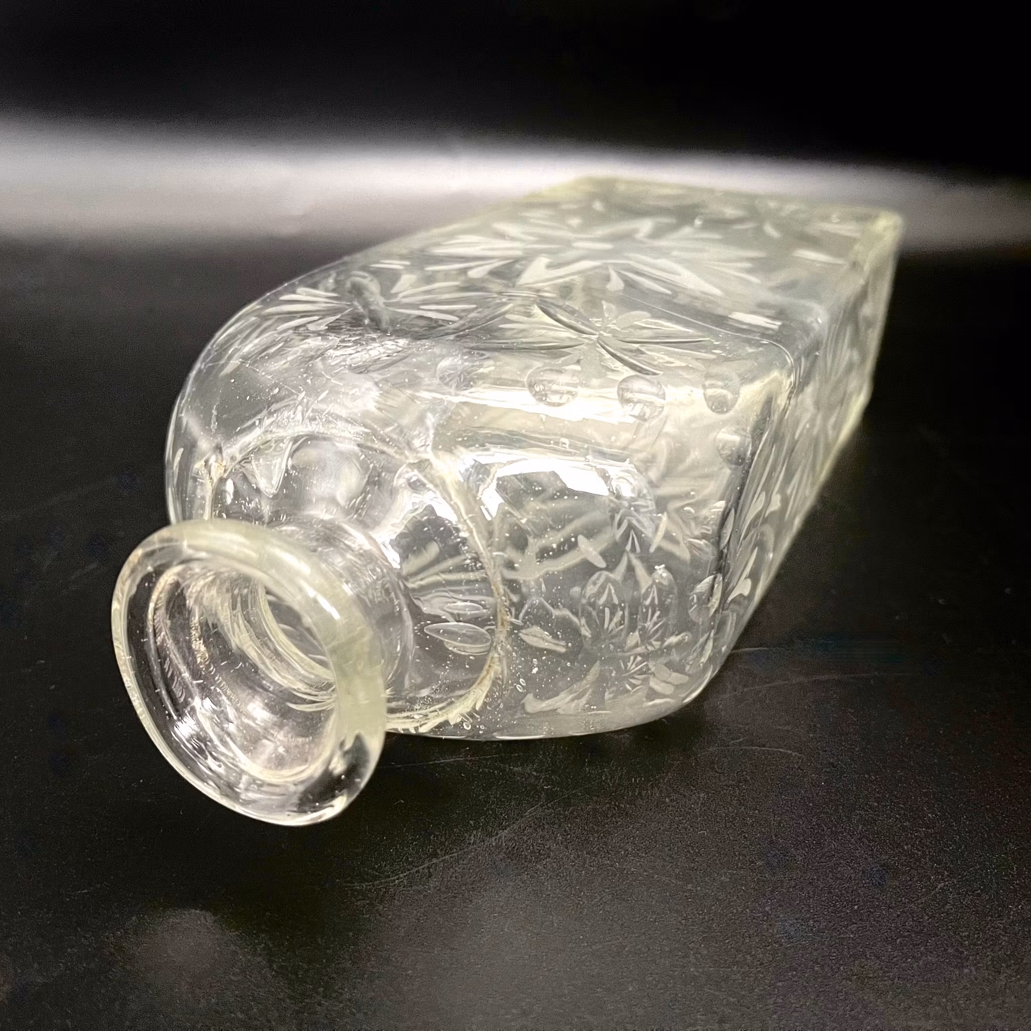 Brännvins flaska, glas, 1700-tal