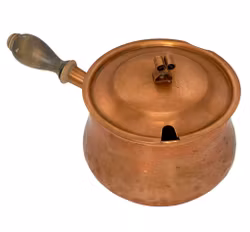 Antieke koperen pot met deksel en houten handvat