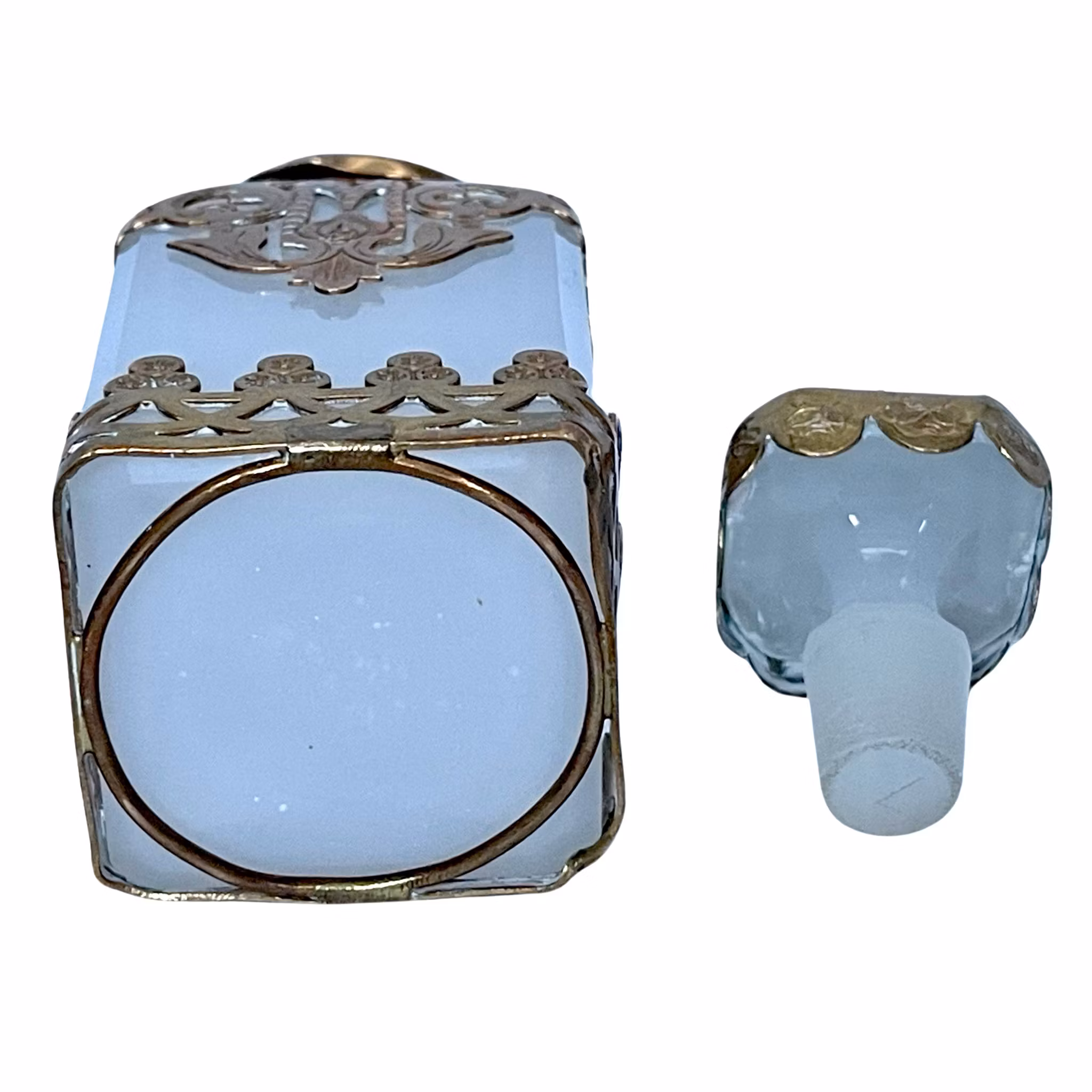 Antikk fransk hvitt opalinglass med parfymeflaske i messing