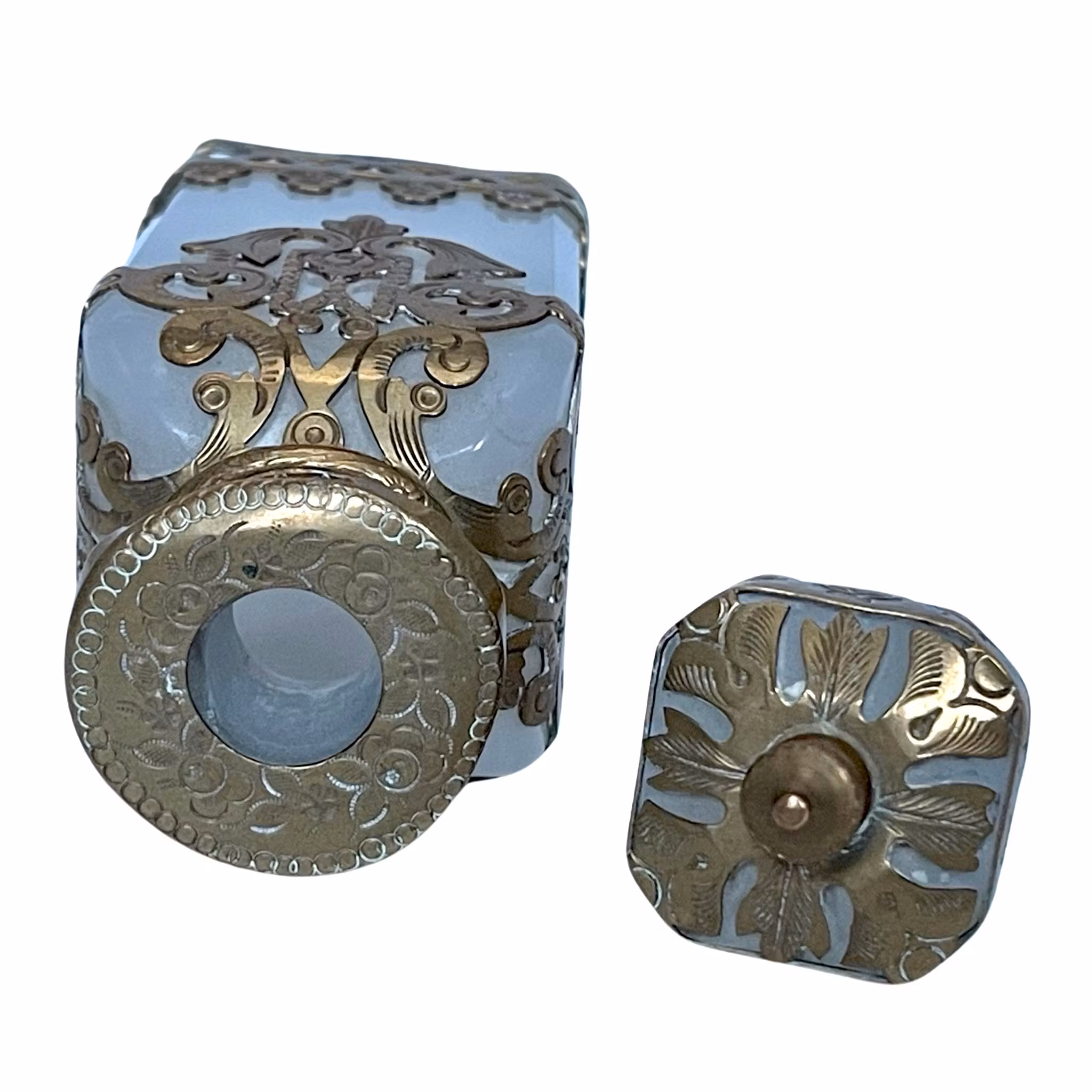 Antikk fransk hvitt opalinglass med parfymeflaske i messing