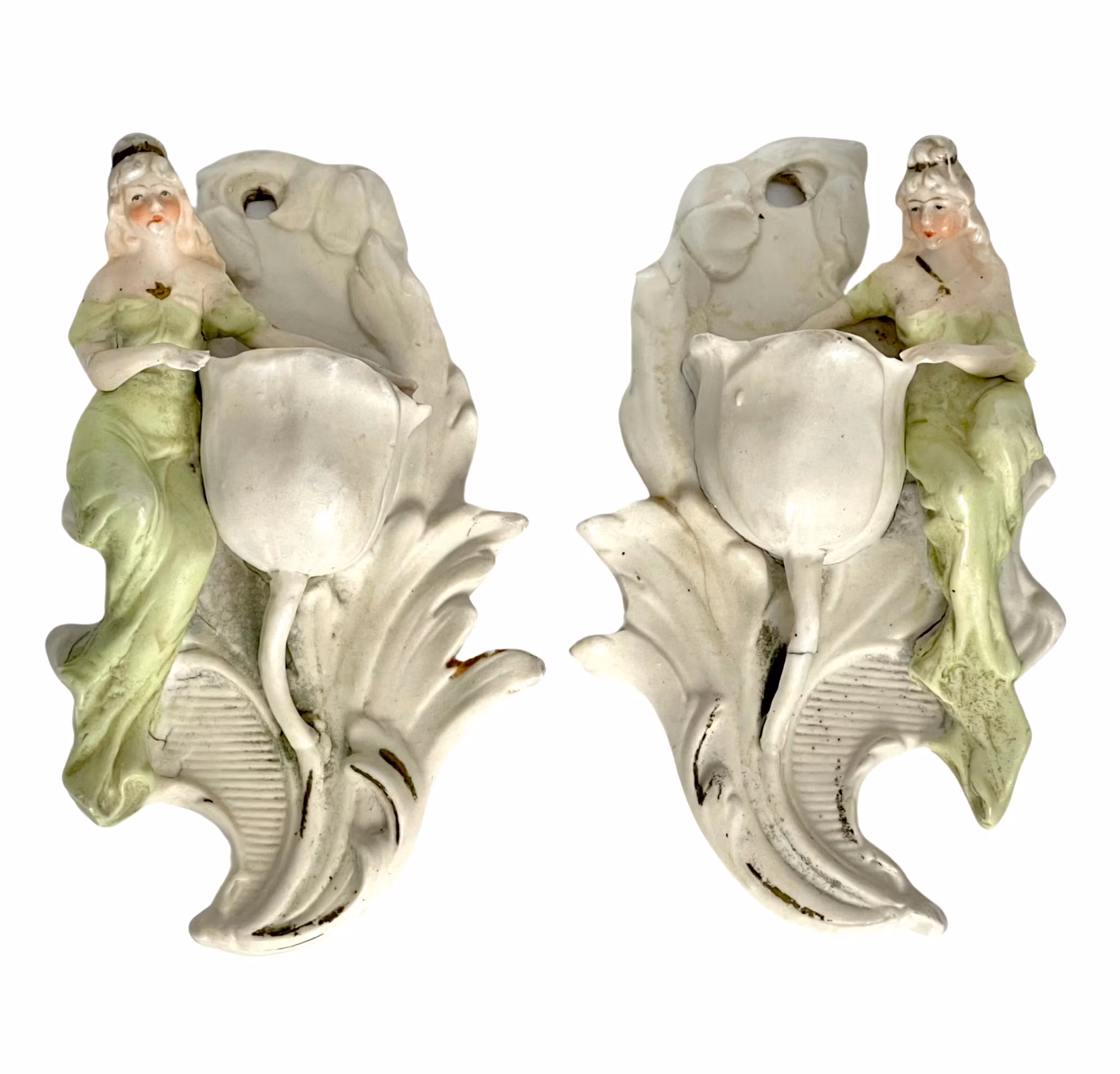 Coppia di tasche da muro vittoriane decorate con statuetta e fiori.