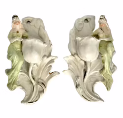 Coppia di tasche da muro vittoriane decorate con statuetta e fiori.