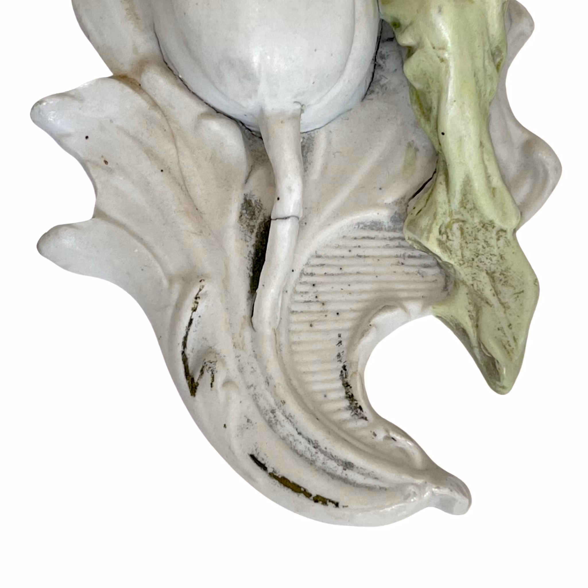 Coppia di tasche da muro vittoriane decorate con statuetta e fiori.