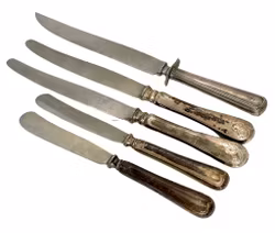 Diferentes modelos de cuchillos plateados con hoja de acero de 383 g aprox.