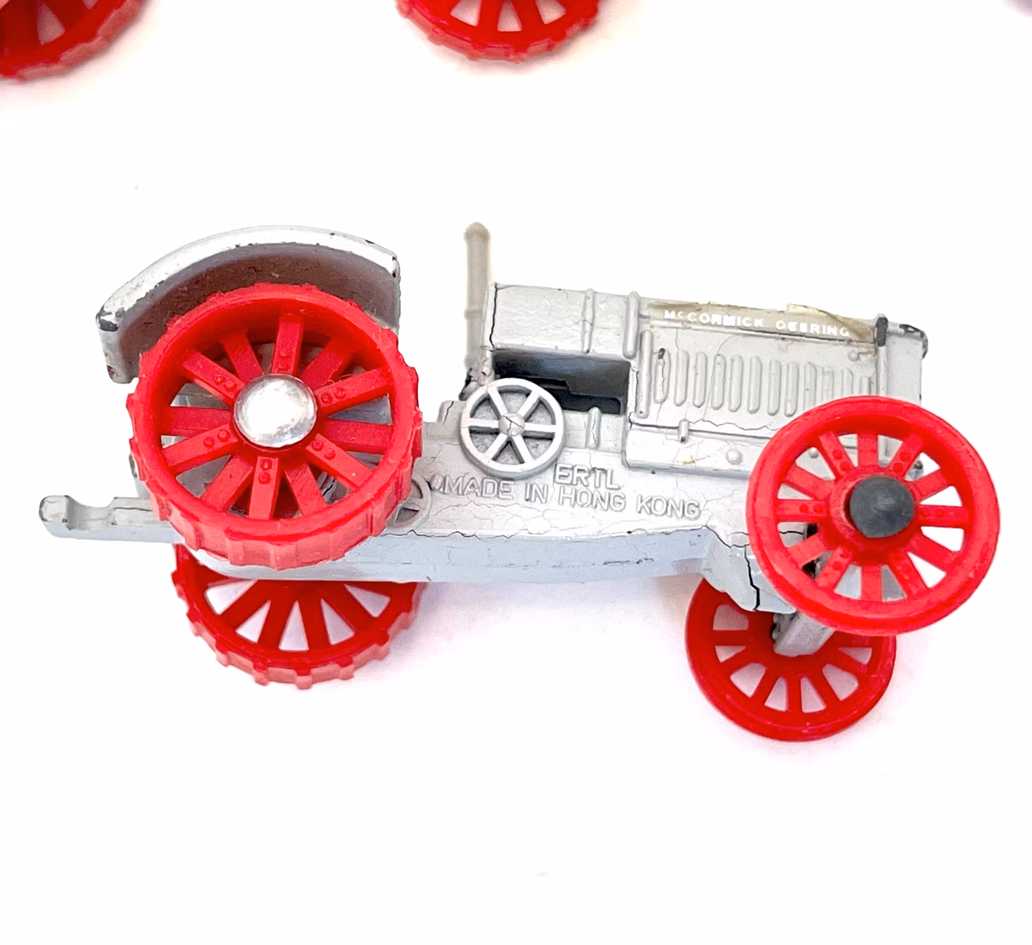 Vintage, 3 pequeños tractores Ertl.