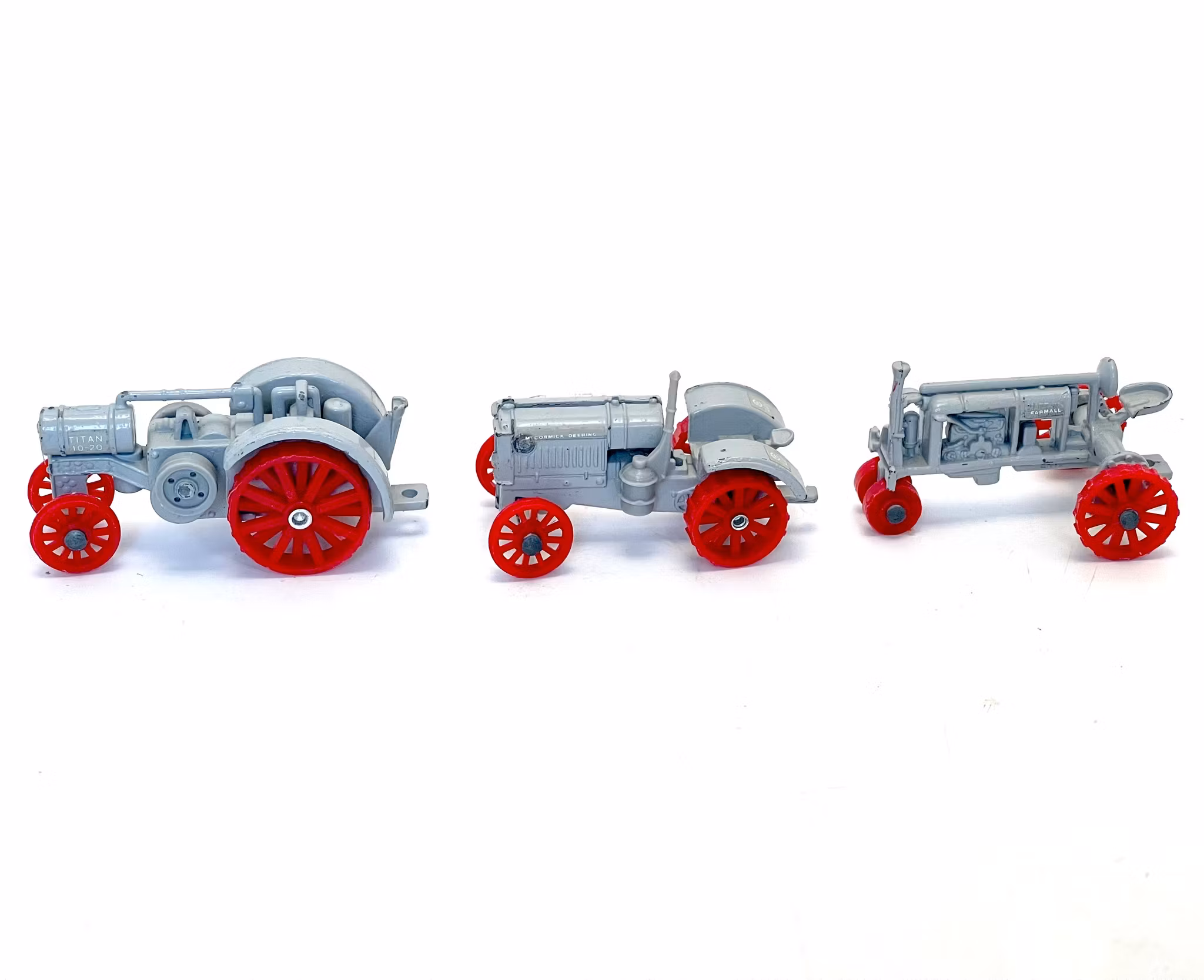 Vintage, 3 pequeños tractores Ertl.