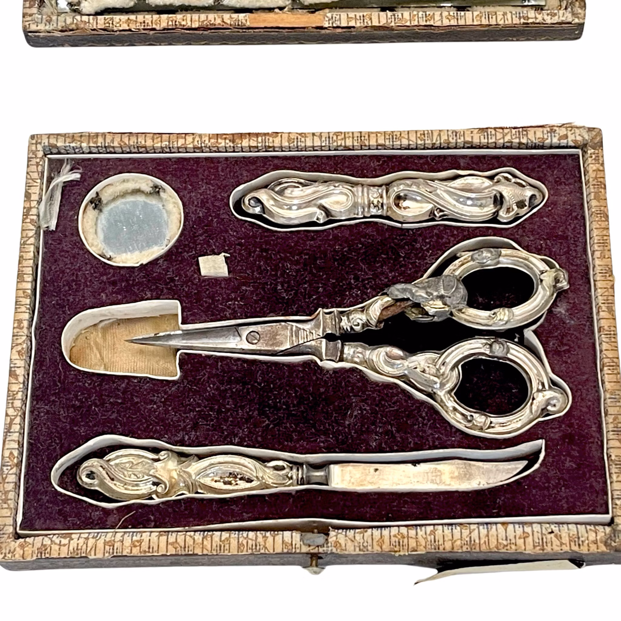 Antiikki ompelutyökalulaatikko, käsinmaalattu