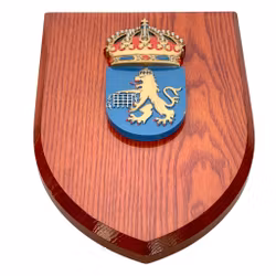 Herb namalowany na płycie drewnianej