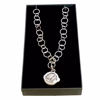 Dyrberg Kern, Lång halsband med hängsmycke