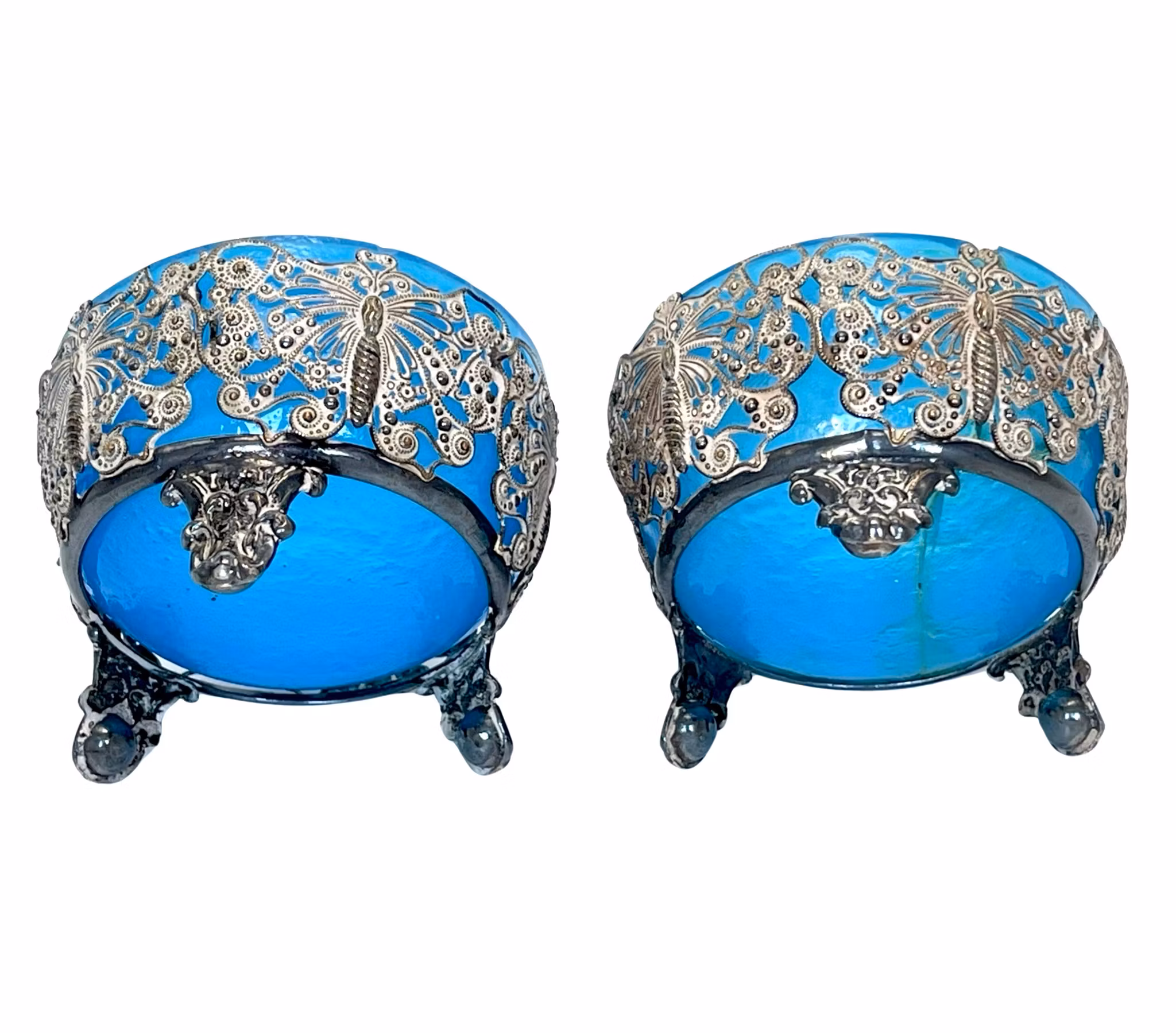 Et par saltbøsser av rund form med stativfeste og fôr i turkisblå opaline, 1800-tallet
