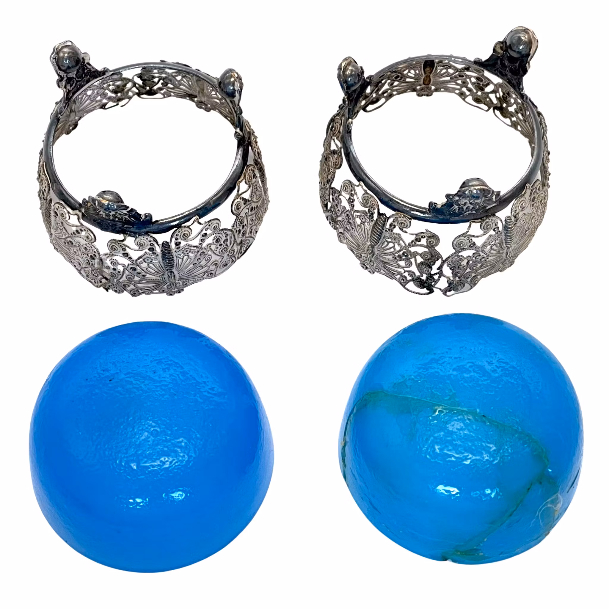 Et par saltbøsser av rund form med stativfeste og fôr i turkisblå opaline, 1800-tallet