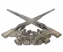 Schietvaardigheid, voorstellende twee gekruiste geweren bovenop een lauwerkrans, tin