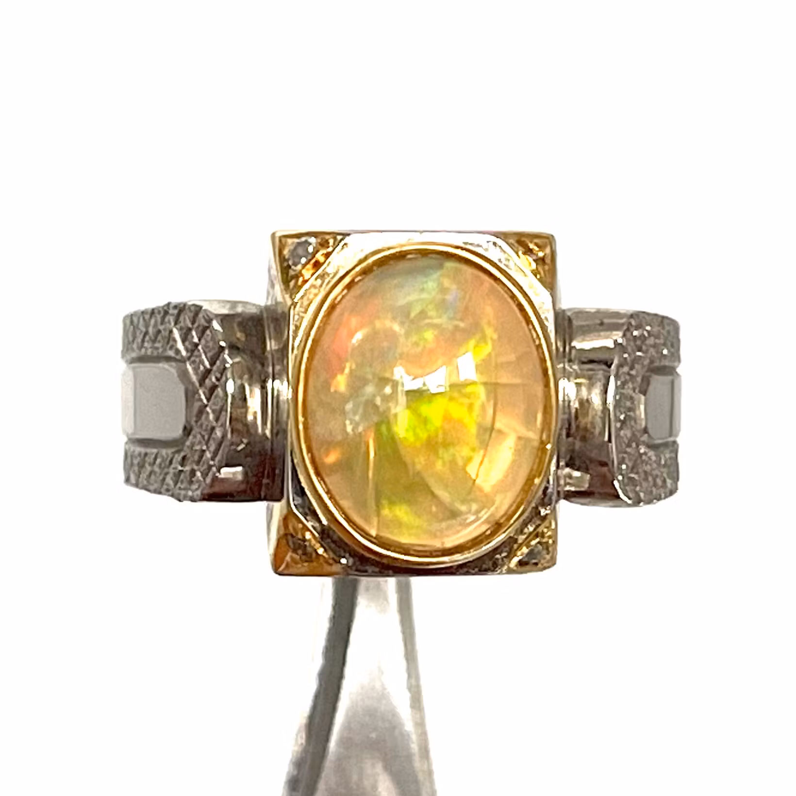 3,60 Carat, Natural Opal, Hopeasormus sertifikaatilla