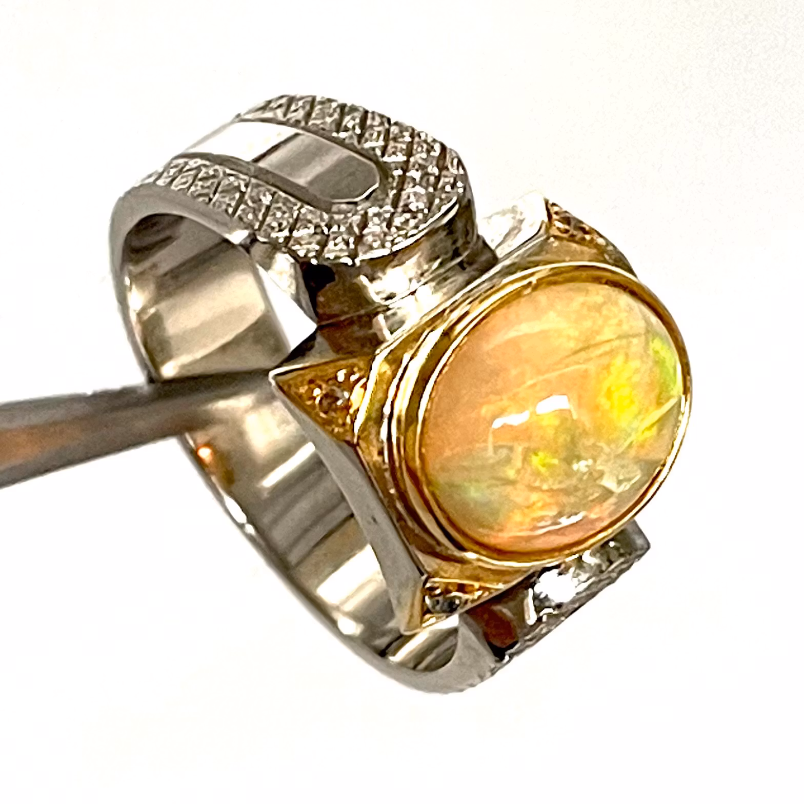 3,60 Carat, Natural Opal, Hopeasormus sertifikaatilla