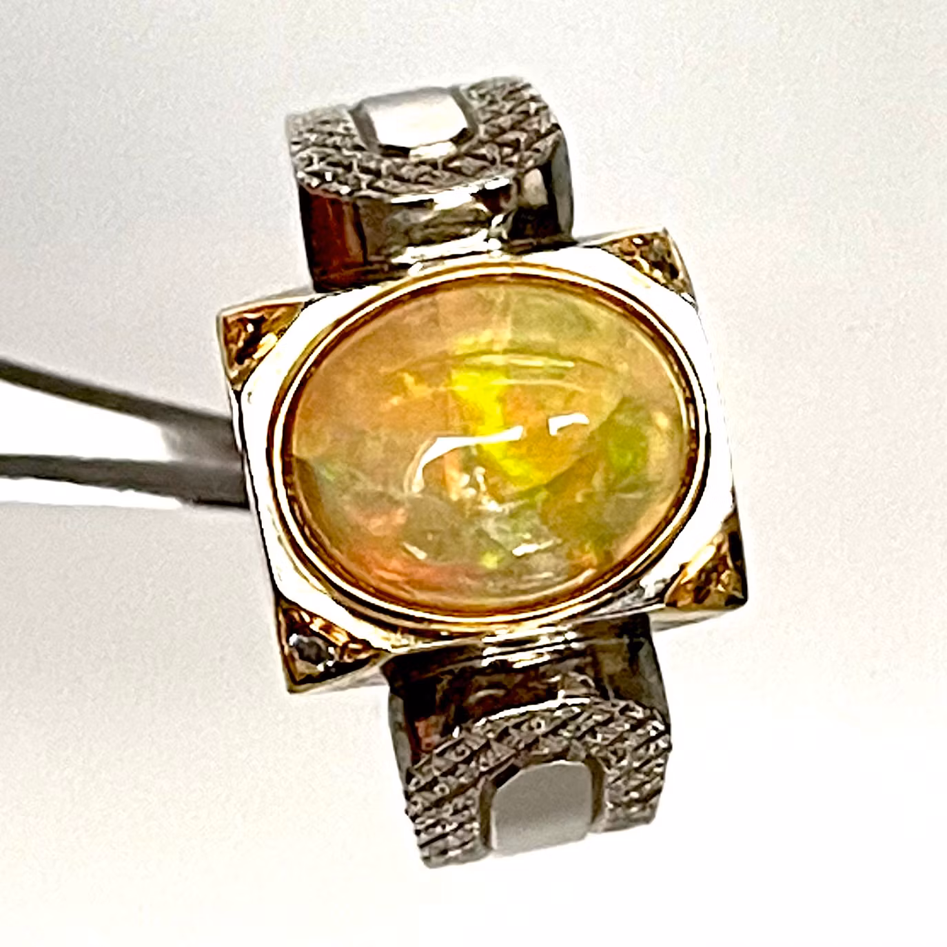 3,60 Carat, Natural Opal, Hopeasormus sertifikaatilla