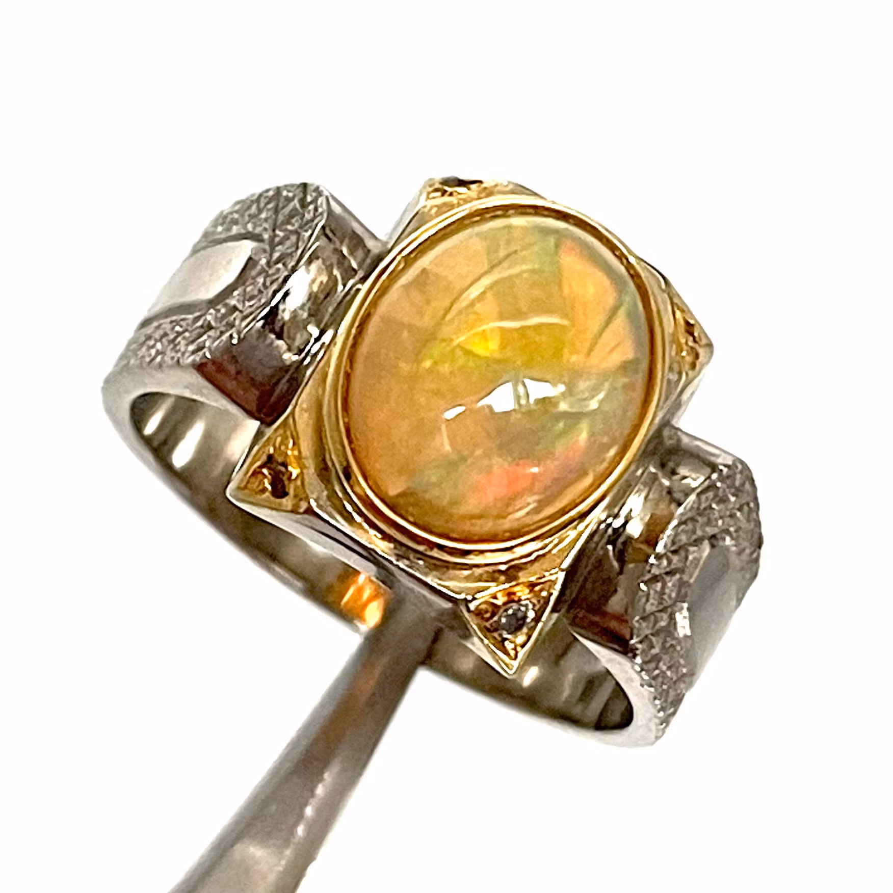 3,60 Carat, Natural Opal, Hopeasormus sertifikaatilla