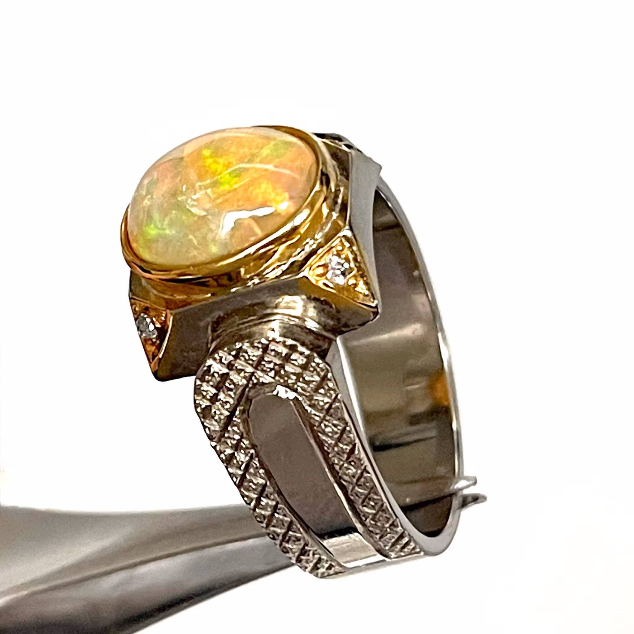 3,60 Carat, Natural Opal, Hopeasormus sertifikaatilla