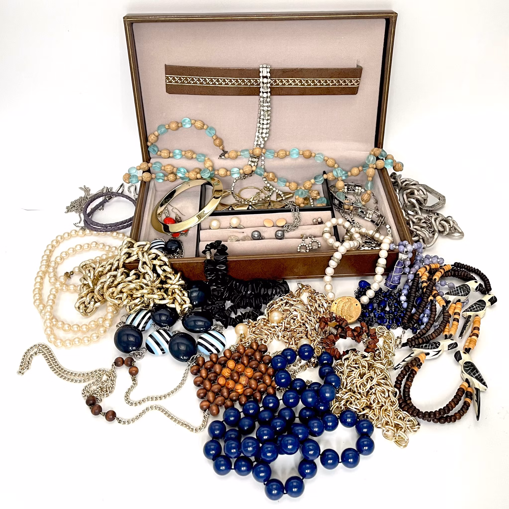 Vintage, viele ältere Bijouterie/Schmuckstücke in Box