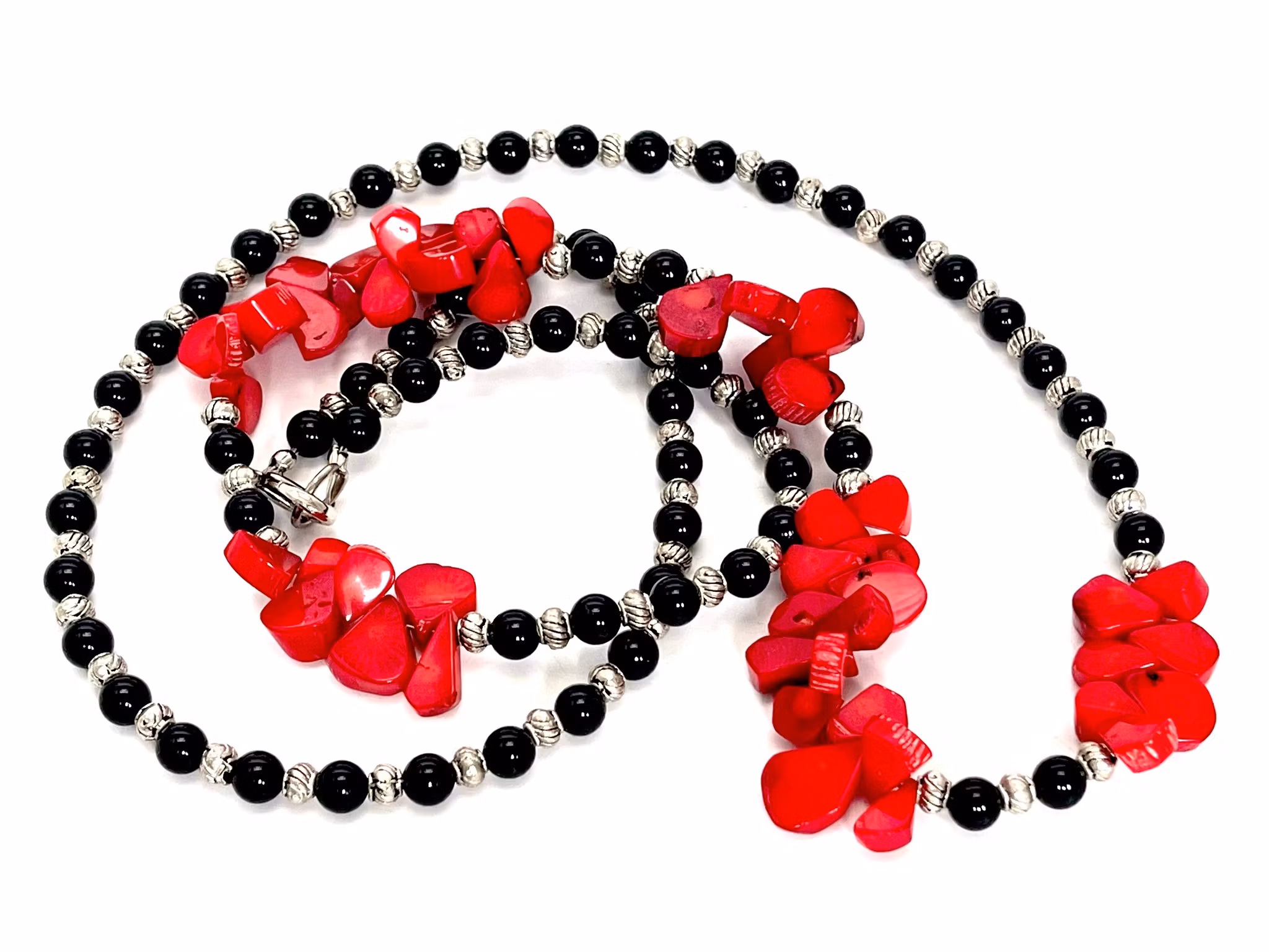 Collier avec coraux rouges