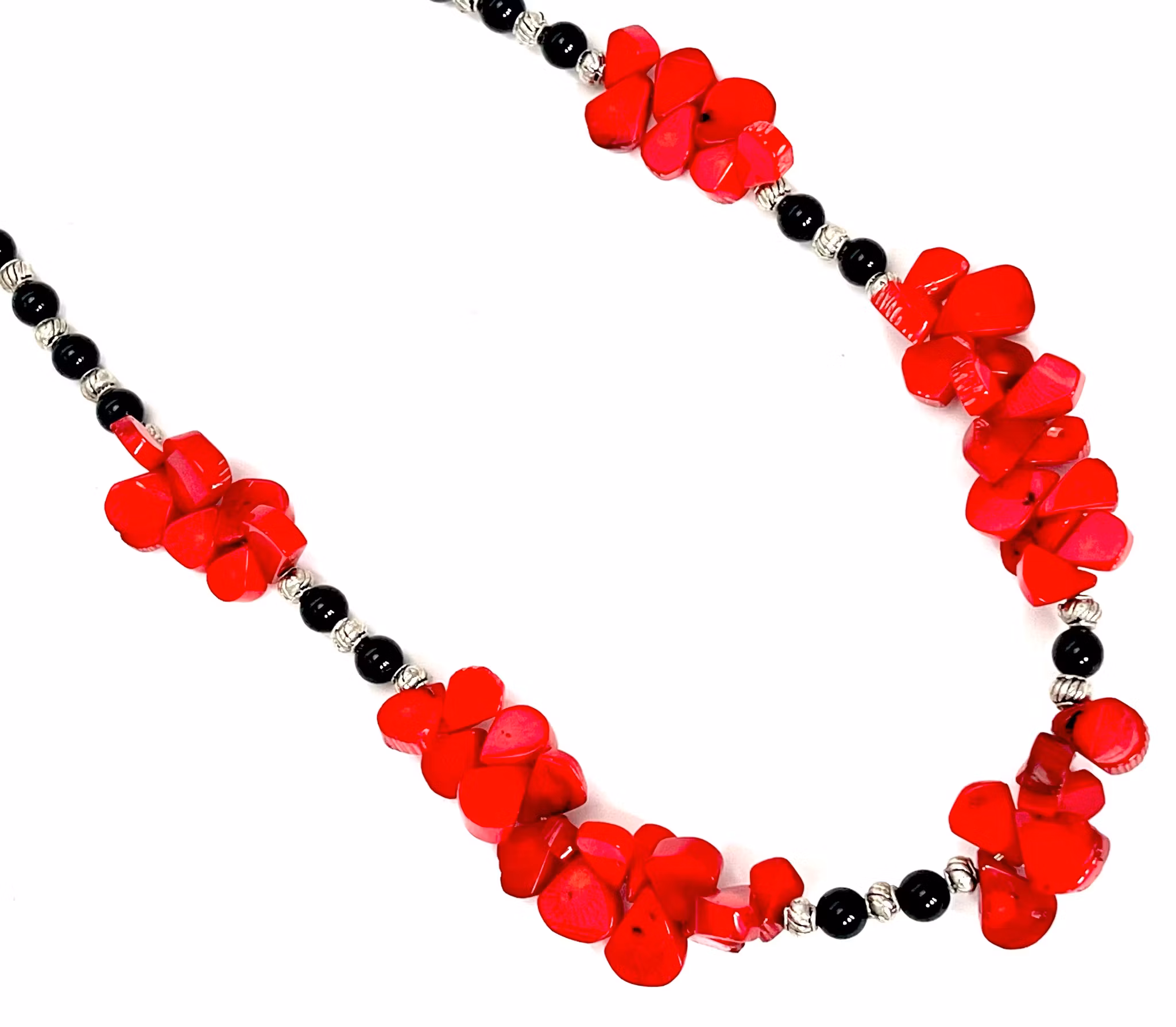 Collier avec coraux rouges