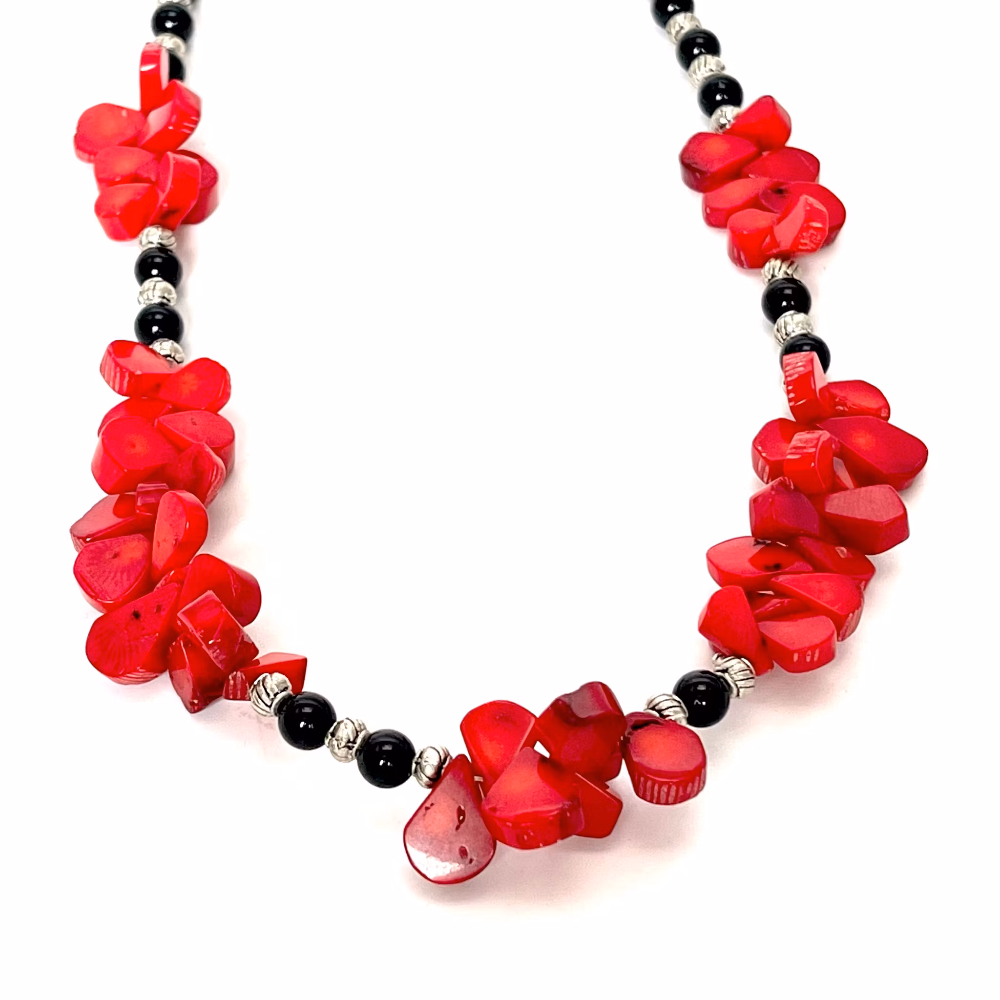 Collier avec coraux rouges