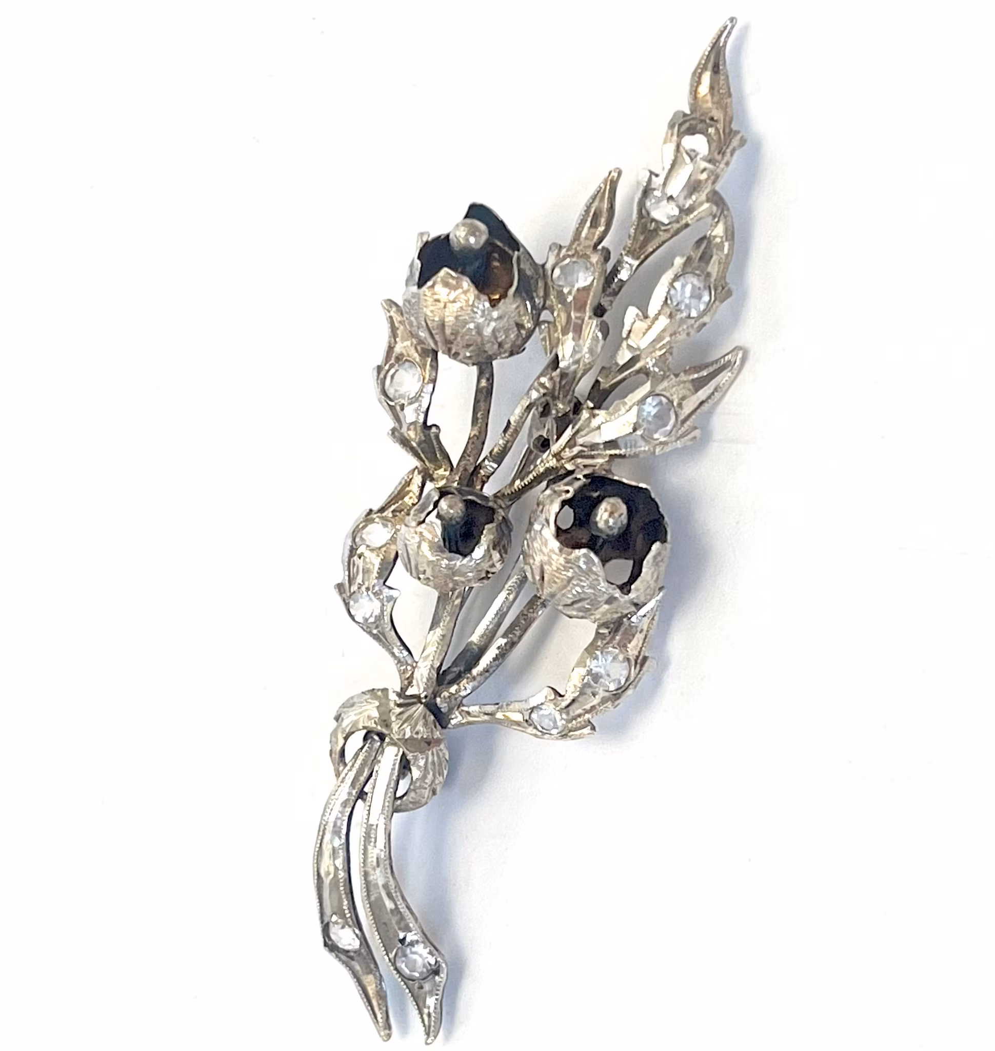 Brosch, silver 925 i form av stiliserad kvist med blommor och blad