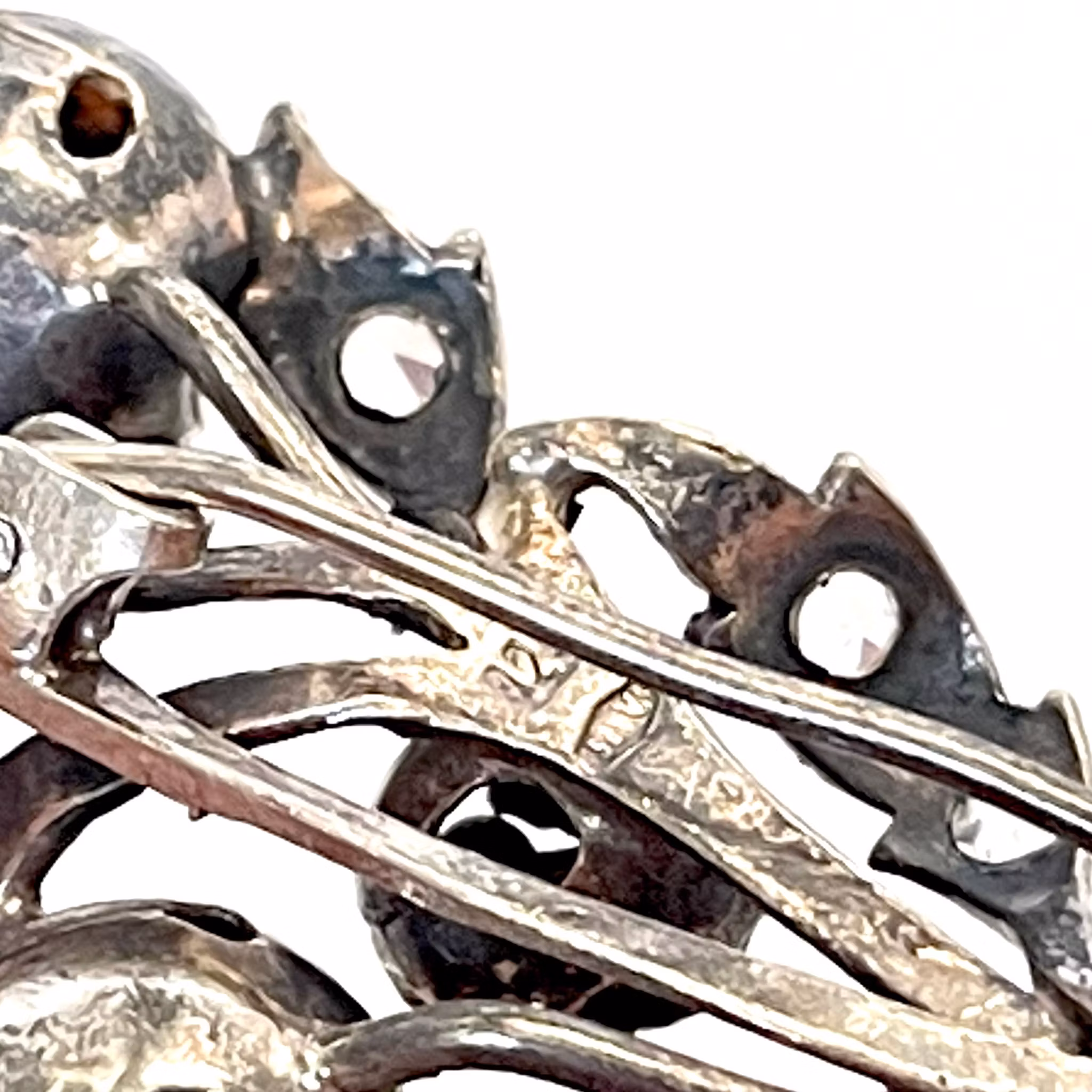 Brosch, silver 925 i form av stiliserad kvist med blommor och blad