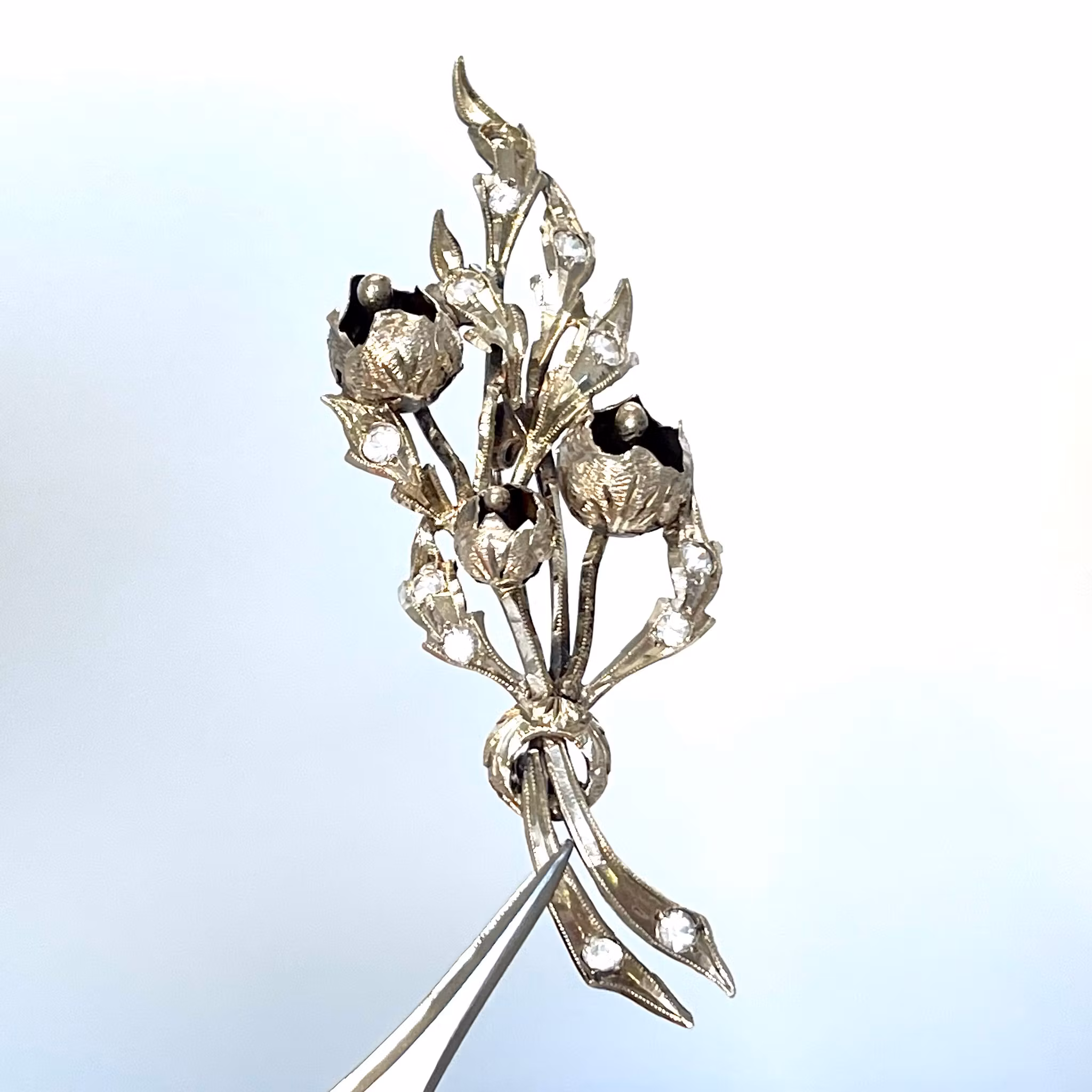 Brosch, silver 925 i form av stiliserad kvist med blommor och blad