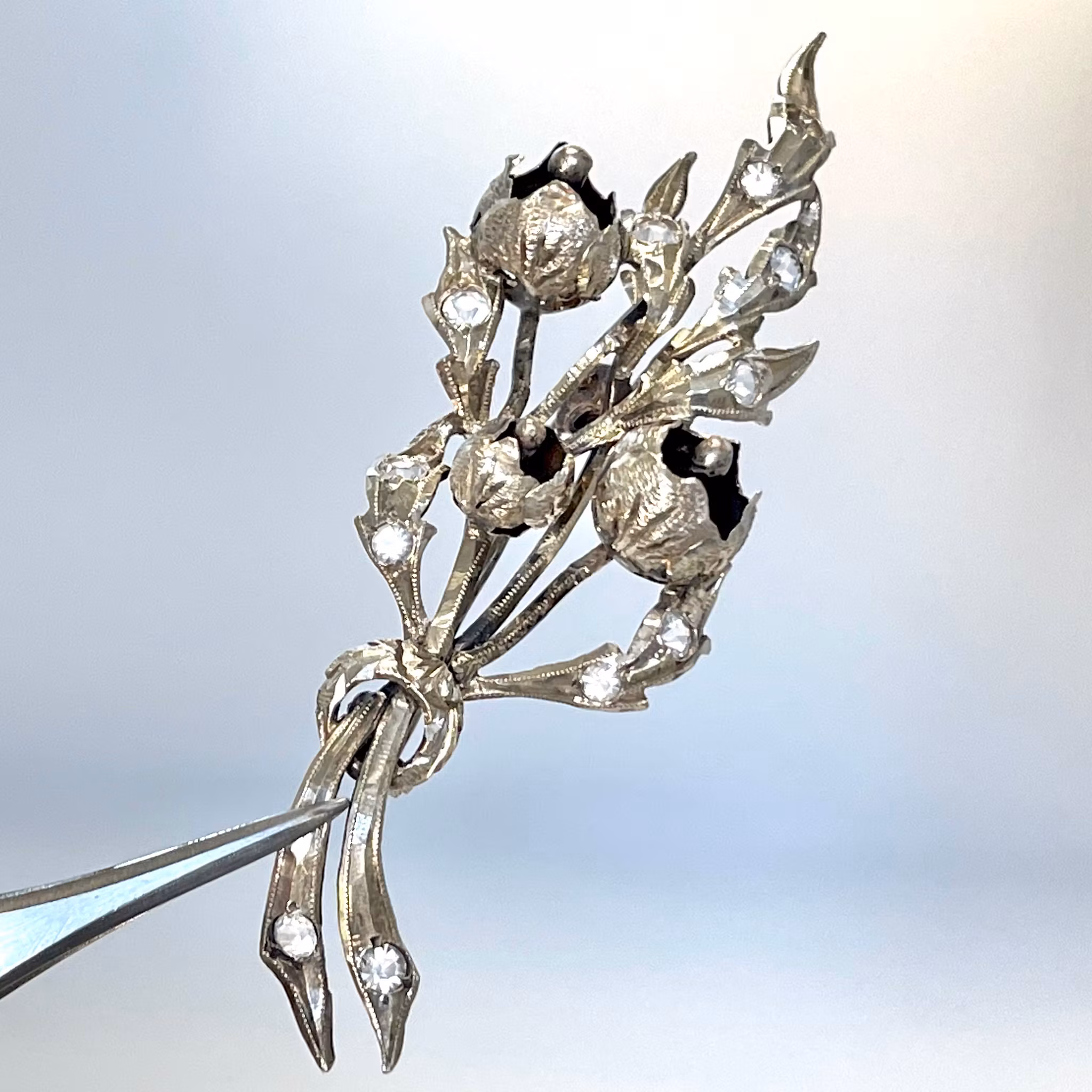 Brosch, silver 925 i form av stiliserad kvist med blommor och blad