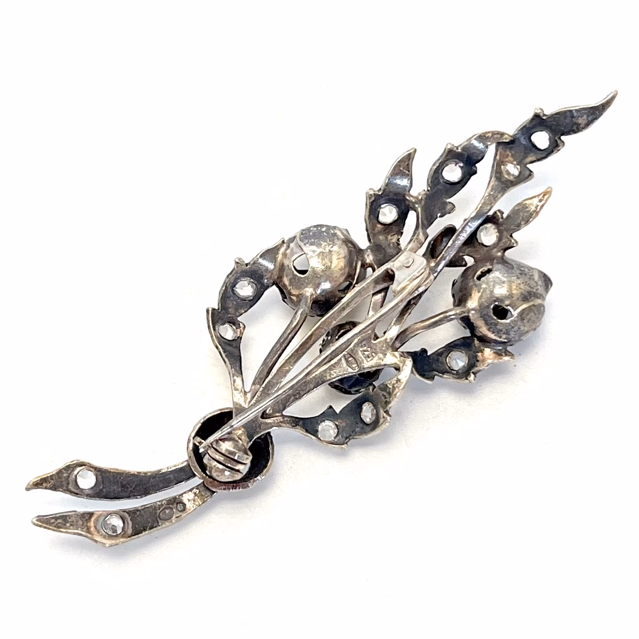 Brosch, silver 925 i form av stiliserad kvist med blommor och blad