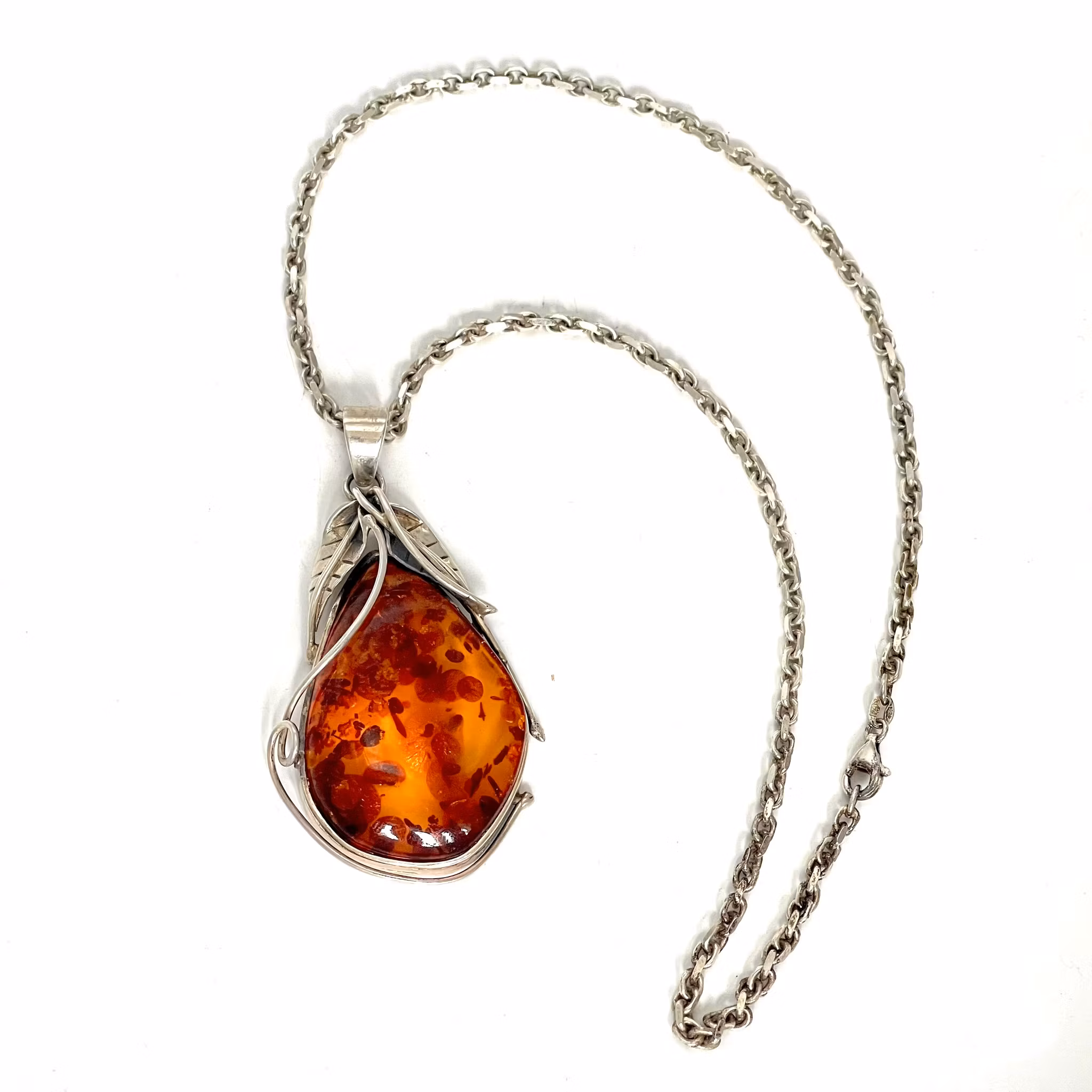 Luxuriöser großer Anhänger aus baltischem Bernstein mit Halskette aus 925er Silber