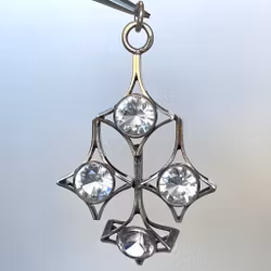 Kultasepät Slovaara, sterlinghopeariipus vuorikristallilla, Suomi