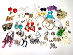 Masse forskjellige vintage og gamle øredobber