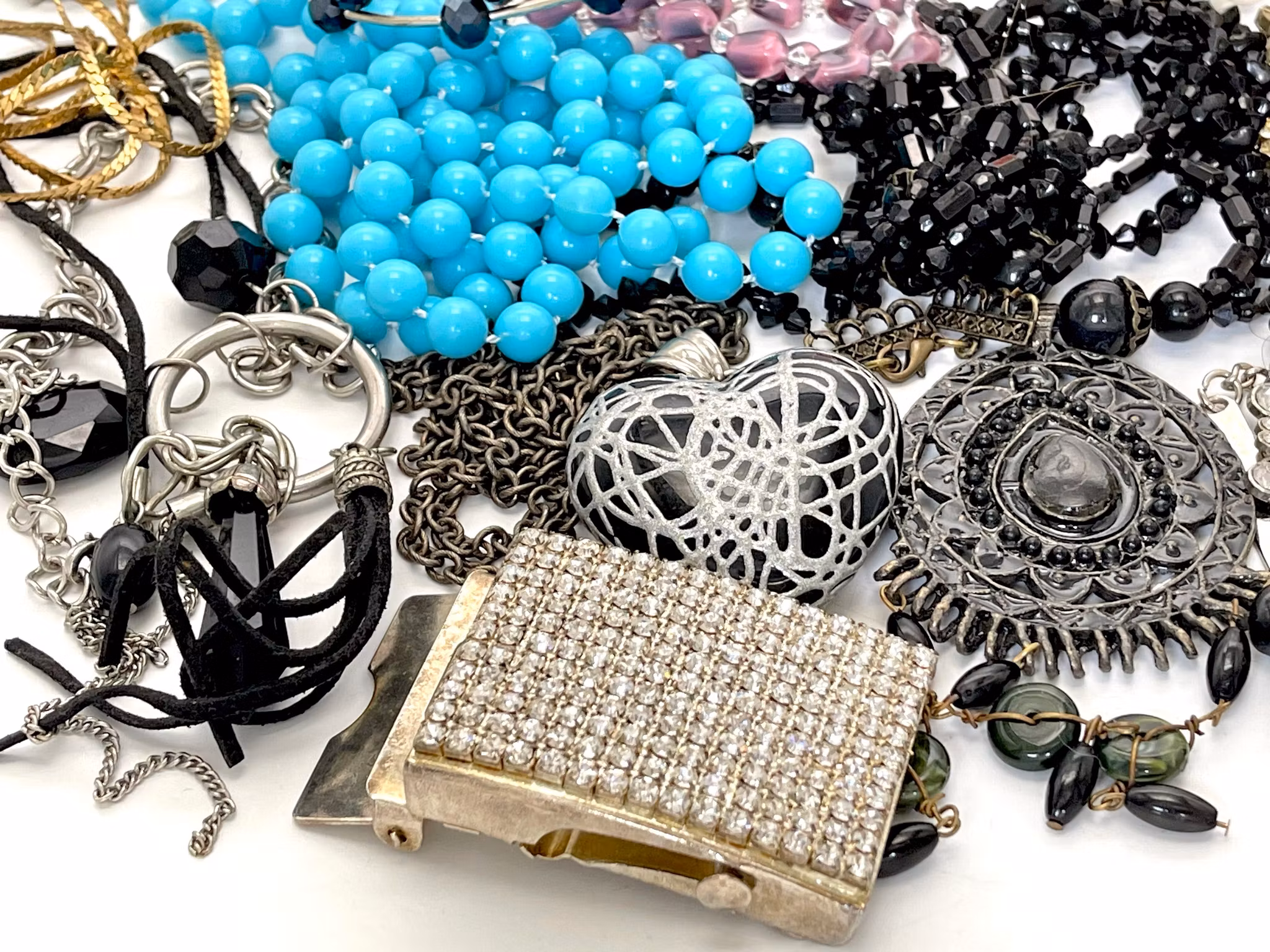 Masser af forskellige vintage og gamle Bijouterie smykker