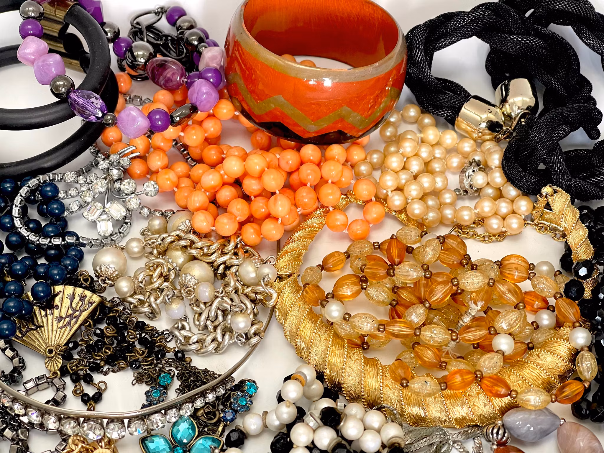 Masser af forskellige vintage og gamle Bijouterie smykker