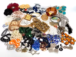 Wiele różnych zabytkowych i starych biżuterii